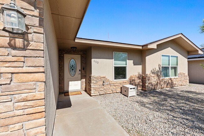 Building Photo - Conveniently located 3 Bedroom with 2 Car Garage