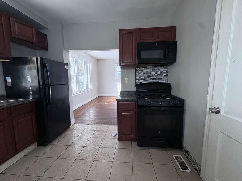 Building Photo - 240 Fountain St