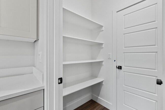 Building Photo - Awesome end unit 3 Bed 2.5 Bath townhome i...
