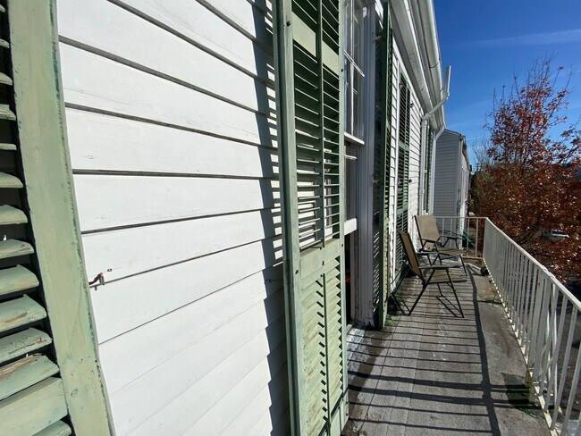 Building Photo - Top floor unit in the heart of Garden District!