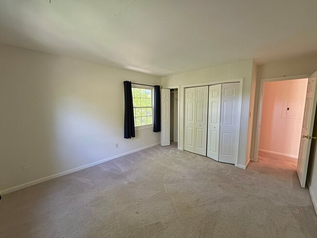 Building Photo - Charming 1 Bed 1 Bath + Den & Balcony In Cardinal Forest - Water Included!