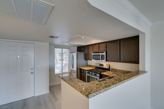 Building Photo - GORGEOUS 2 BEDROOMS UNIT*UPGRADED*TONS OF ...