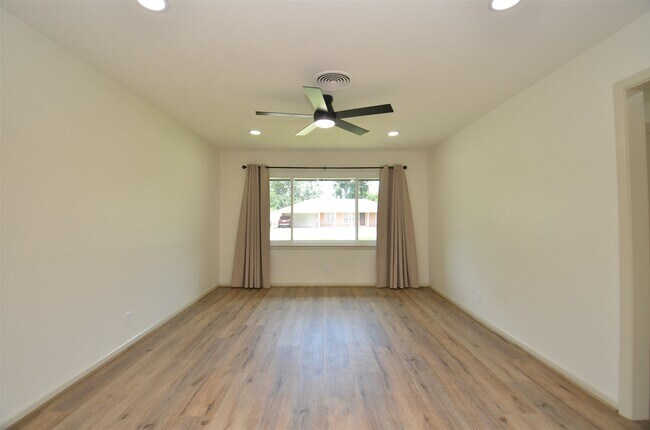 Building Photo - 9011 Theysen Dr