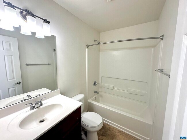 Building Photo - 855 Fountain Ct