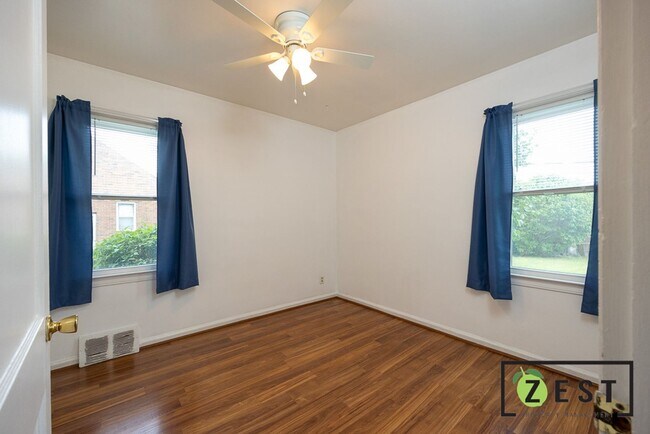 Building Photo - OPEN HOUSE WEDNESDAY DECEMBER 3RD 3-3:30 PM Amazing 3 Bedroom 1 Bathroom - $1,375.00