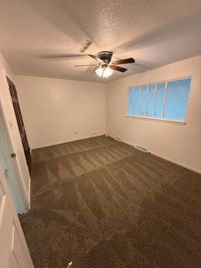 Building Photo - 2305 Southridge Dr