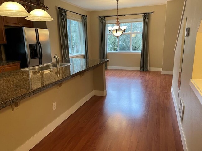 Building Photo - Stunning End Unit Townhome in desirable Redmond Ridge neighborhood; 2BD/2BA