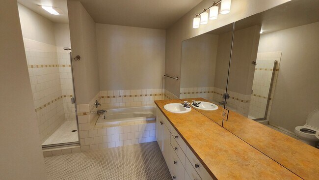 Building Photo - Lake Union View Condo 2 bed Avail 10/1