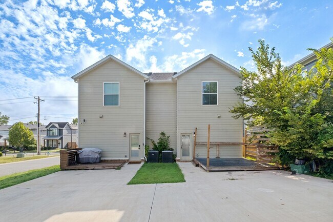 Building Photo - Duncan St Duplex