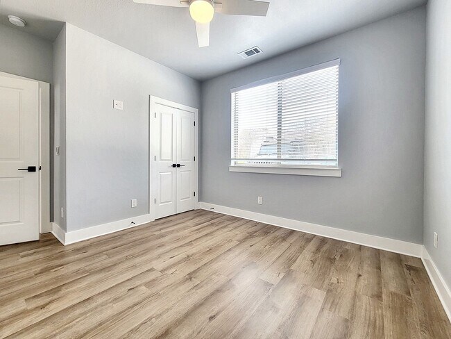 Building Photo - Sophisticated 3/BR 2.5/BS Home in Point Ve...