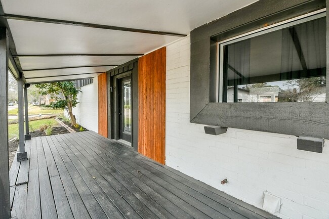 Building Photo - 6002 Greenmont Dr