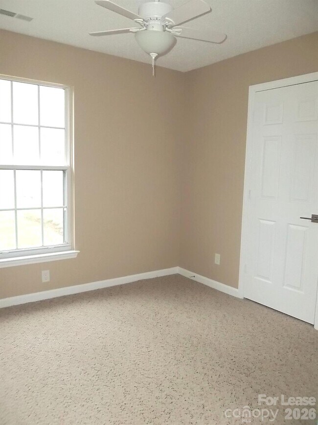 Building Photo - 115 W Bank Dr