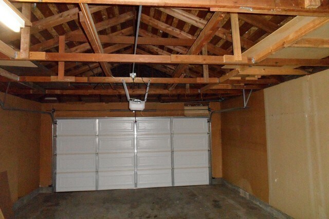 Building Photo - Spacious 6 Bedroom, 3 Bathroom, Single Fam...