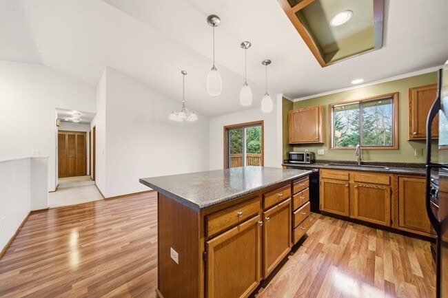 Building Photo - 21979 SW Mandan Dr