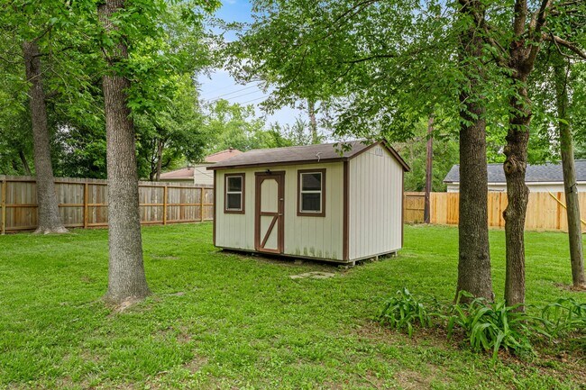 Building Photo - 25802 Maplewood Dr