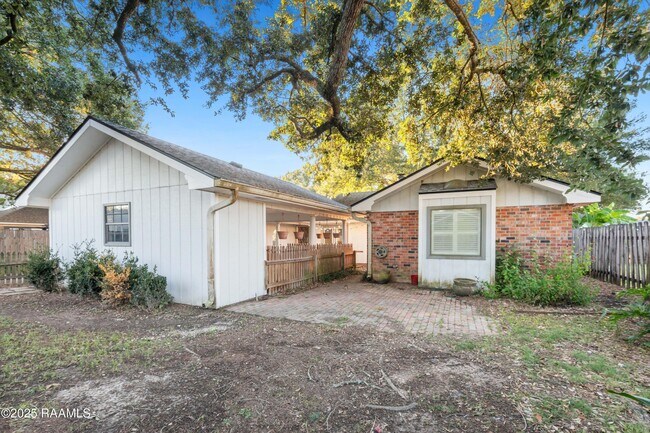 Building Photo - 115 Meadow Glen Dr