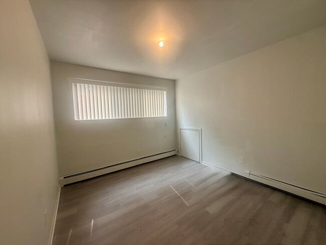 Building Photo - 410/412 S Revena Blvd