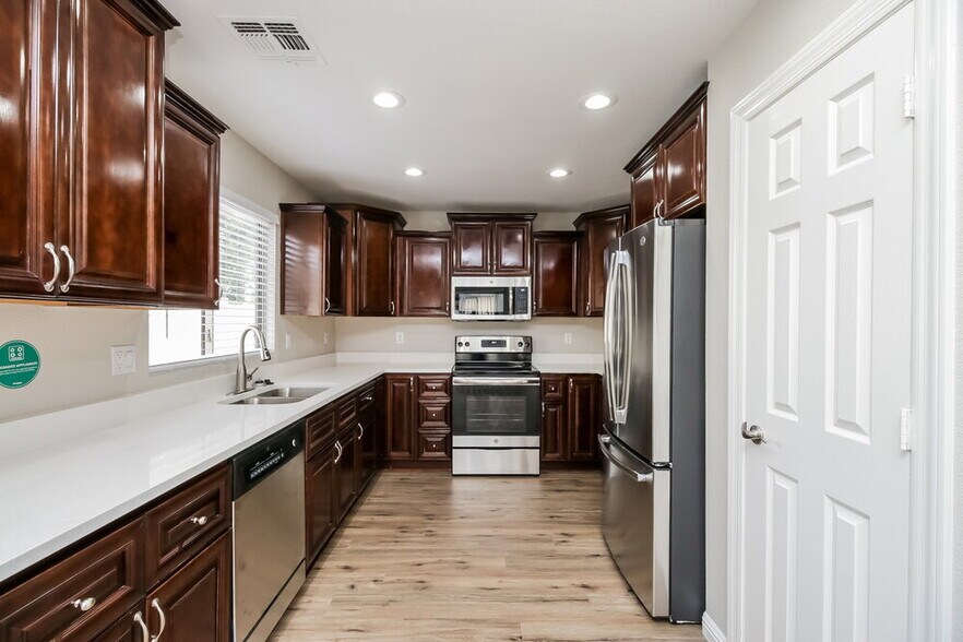 Building Photo - 878 E Pollino St