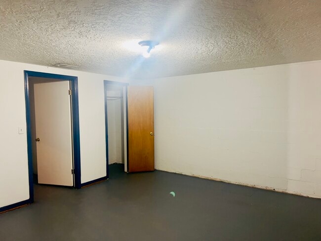 Building Photo - 610 N 6th Ave