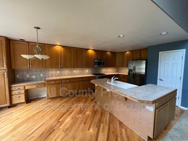 Building Photo - 1445 S Larkspur Ct