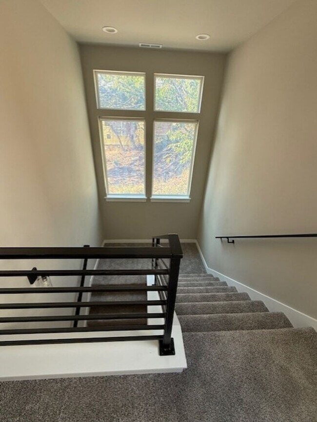 Building Photo - New home ready for you!  Spacious, bright, all appl. detached garage!