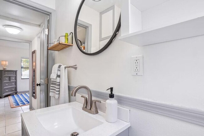 Building Photo - 662 Callahan St