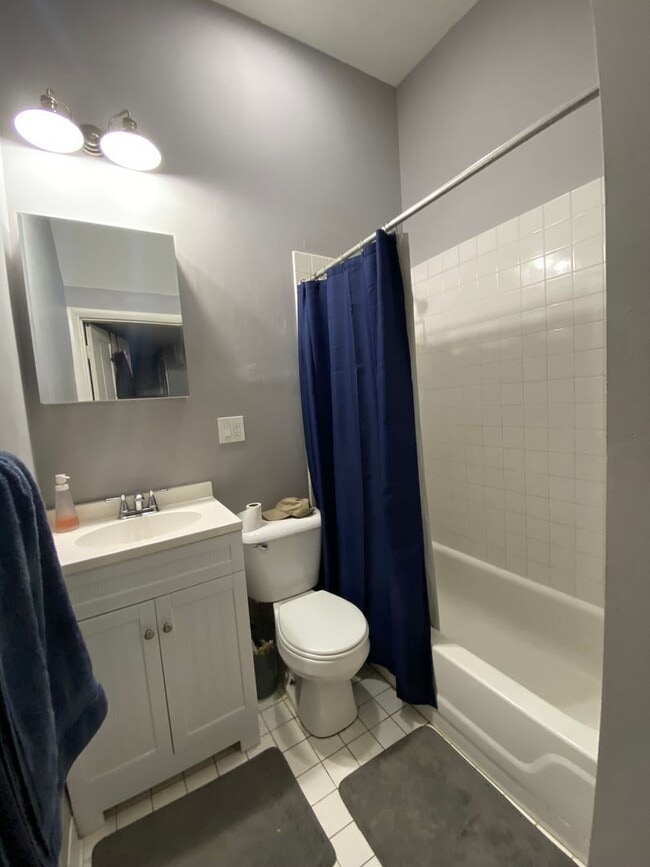 Building Photo - 7 bedroom/ 3bath Mins. from UC + Med Campu...