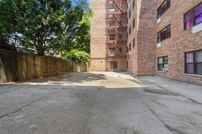Building Photo - 671 Bronx River Rd