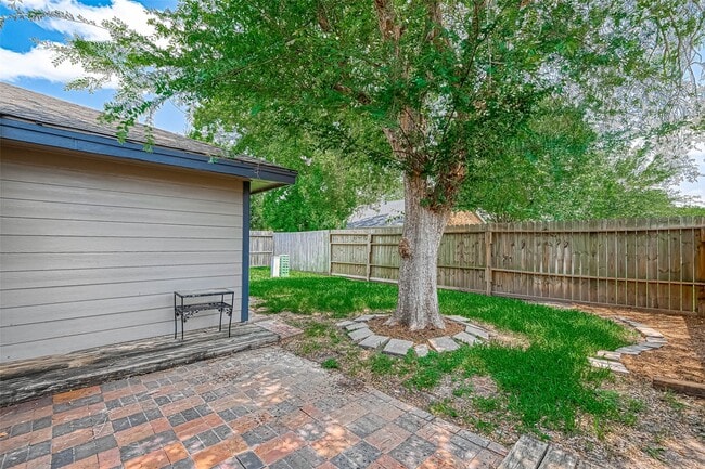 Building Photo - 2235 Sentinal Oaks St