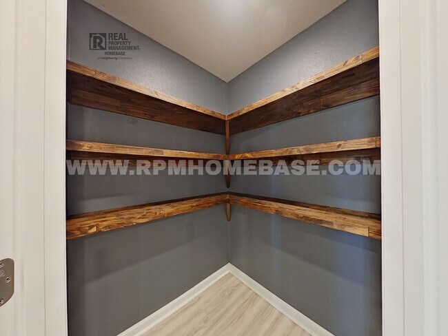 Building Photo - Spacious 5-Bed/3-Bath in Silver Lake Village | Pet Friendly!