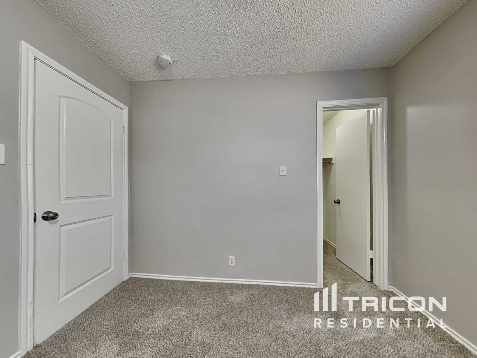 Building Photo - 931 Whispering Hollow Dr