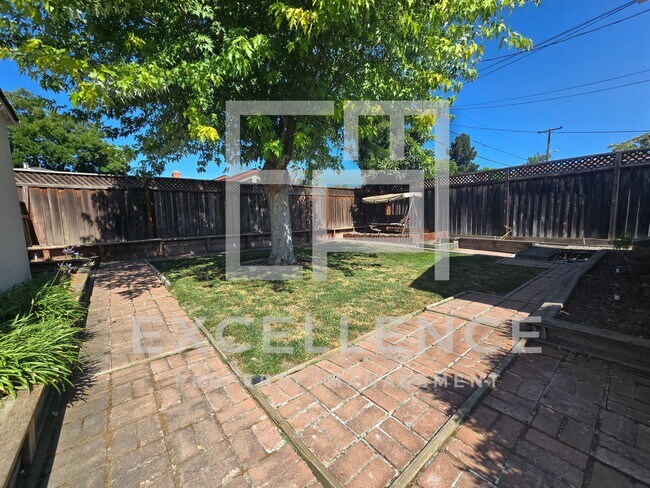 Building Photo - 4/2 House With Yard, Hardwood Floors, Pets...