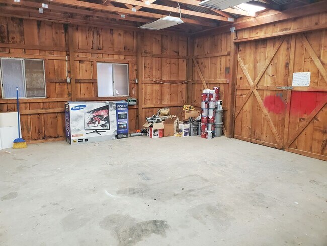 Building Photo - 4 bedroom 3 bath horse property- 6 acres i...