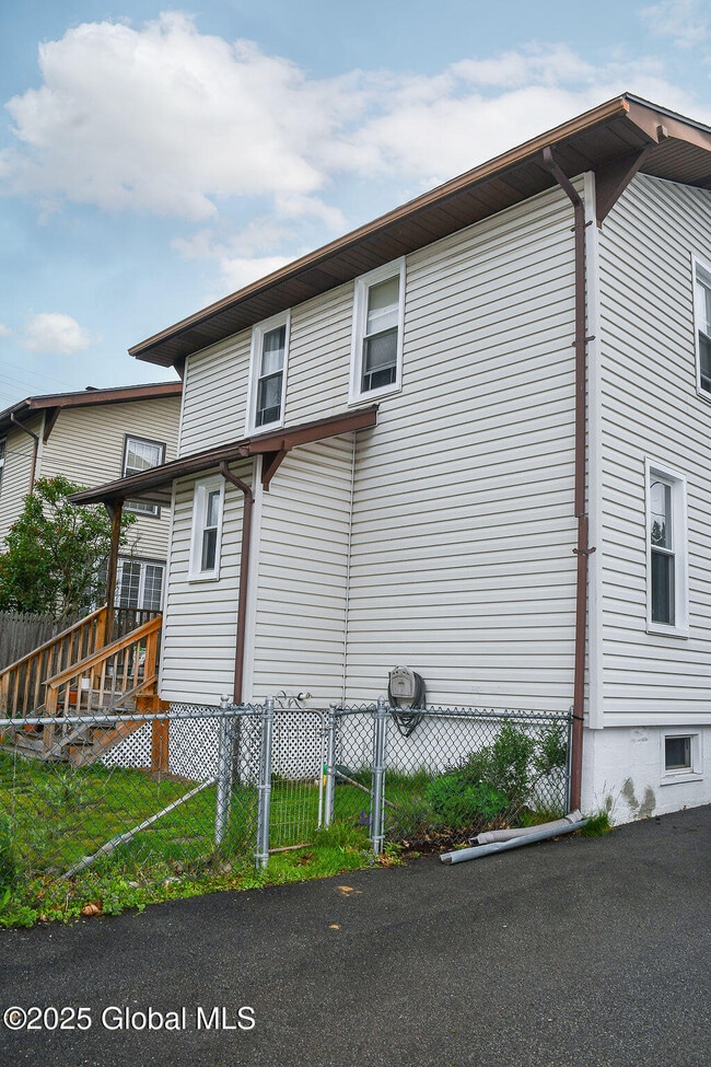 Building Photo - 53 Menand Rd