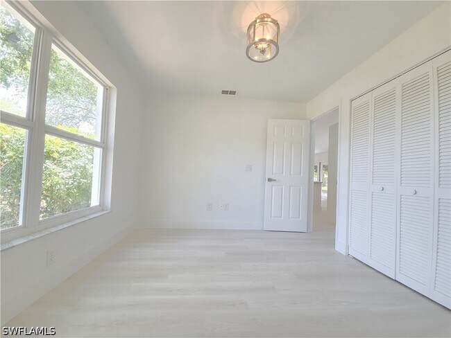 Building Photo - 687 Grove Dr