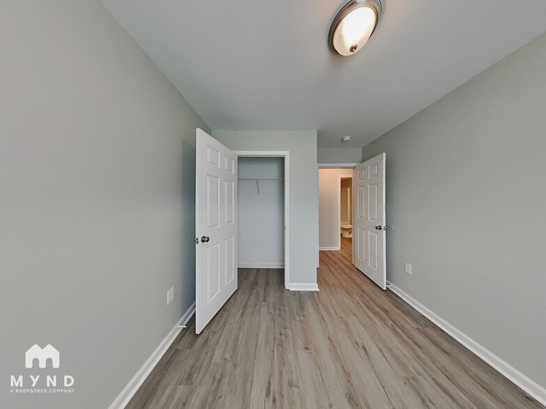 Building Photo - 215 Clearwater Dr
