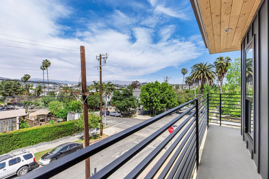 Building Photo - 571 N Mariposa Ave