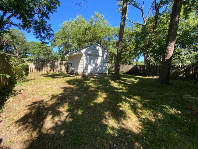 Building Photo - 4 Bedroom 2 Bathroom 2 Stall Detached Garage