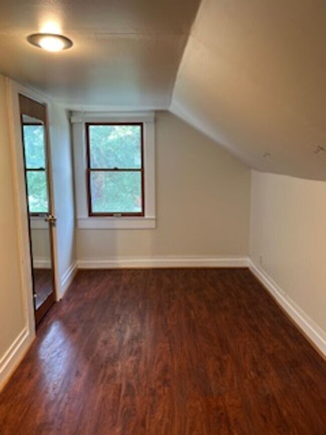 Building Photo - Adorable Downtown Marion Rental!