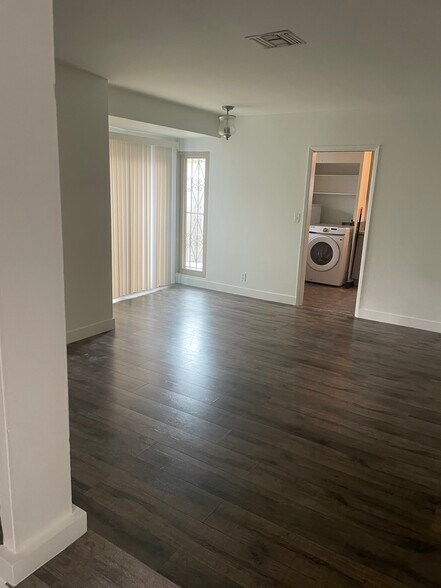 Building Photo - 10411 S Van Ness Ave