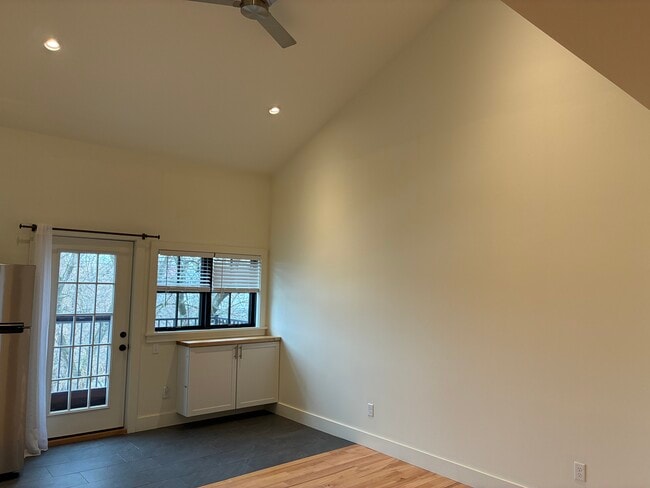 Building Photo - 217 State St