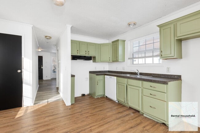 Building Photo - Completely Redone 3 Bed 1.5 Bath Rental!