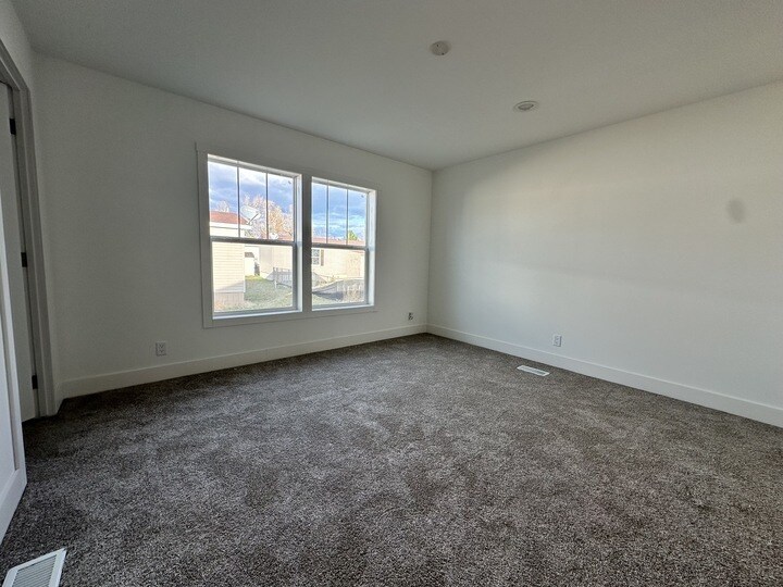 Building Photo - 7 Rainier St N