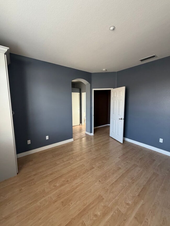 Building Photo - 3 Bed, 2.5 Bath Townhome in gated Park Lane Community