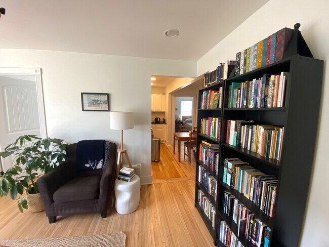 Building Photo - 481 Warwick St