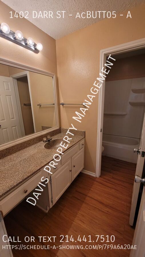 Building Photo - 1402 Darr St