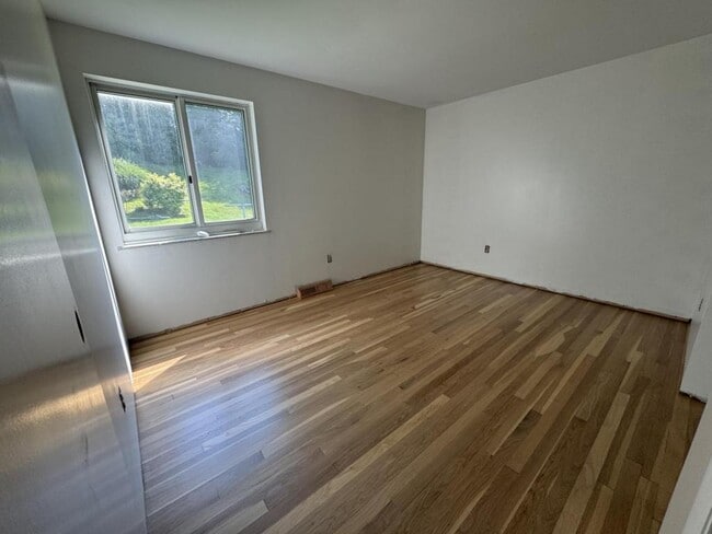 Building Photo - 111 Treeview Dr