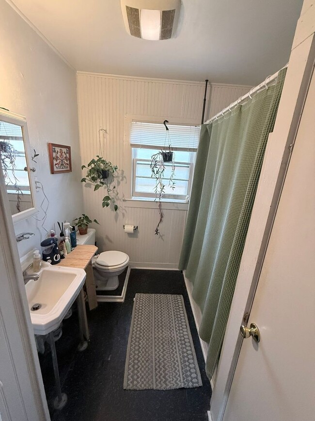 Building Photo - Two Bedroom Normaltown Home