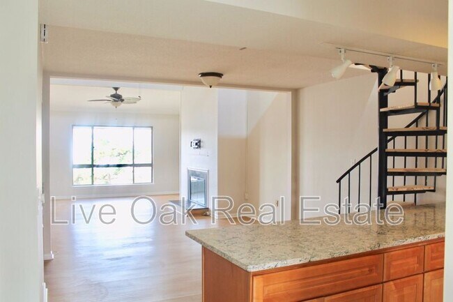 Building Photo - 3200 Lynnhaven Dr