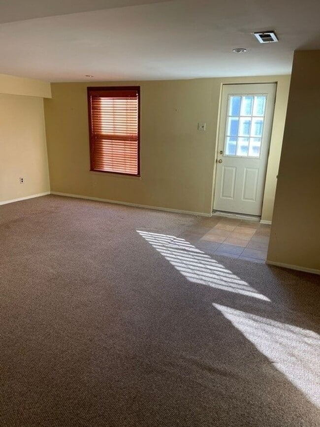 Building Photo - Stunning 6-Bedroom Home with Parking Spot and Large Yard! Available NOW!